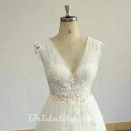 Bridelily Awesome Appliques V-neck Tulle Wedding..