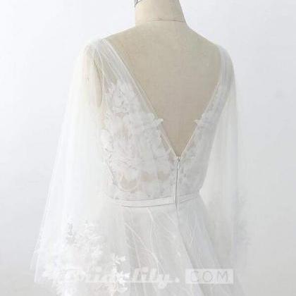 Long Sleeve V-neck Appliques Tulle Wedding Dress